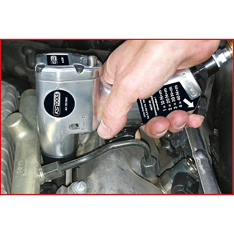 Mechaniker verwendet ein KS TOOLS Werkzeug am Motor. Die Drehmomenteinstellungen sind sichtbar.